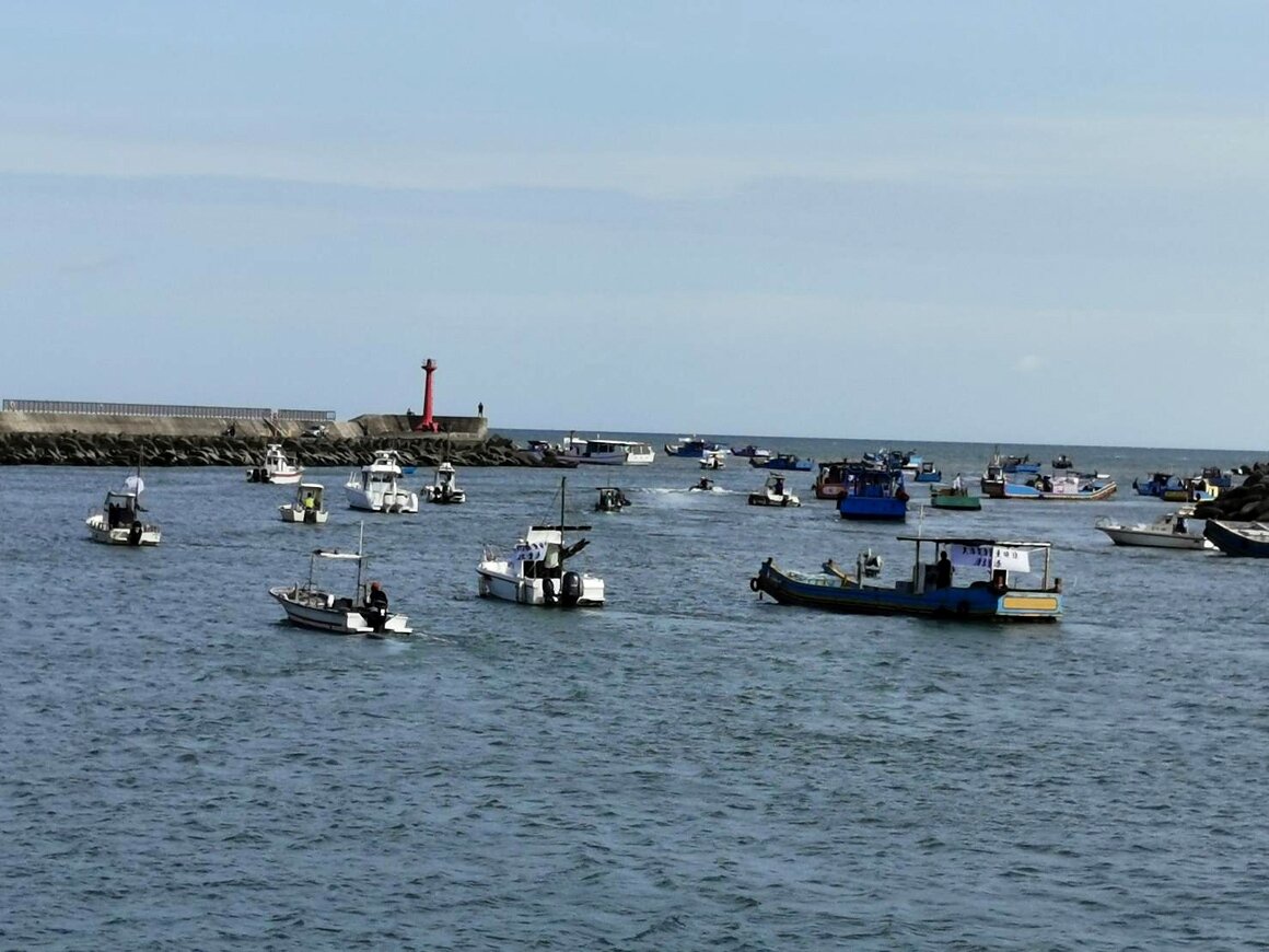 桃園市桃園區漁會漁民120多艘漁船浩蕩出海向大潭電廠抗議。記者曾增勳/攝影