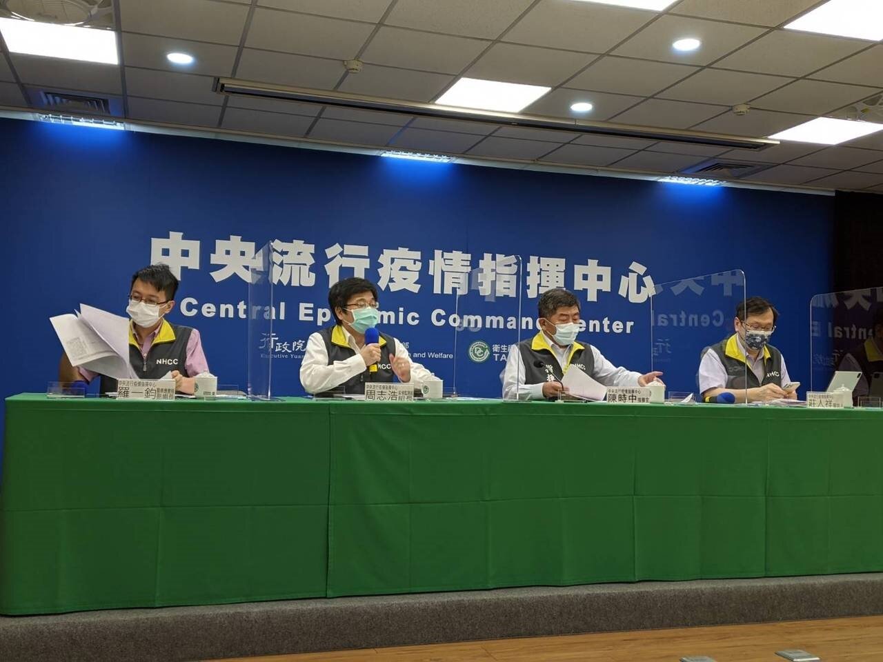 目前雙北屬於中高風險區域,沒有開放住宿型長照機構探親。圖/指揮中心提供