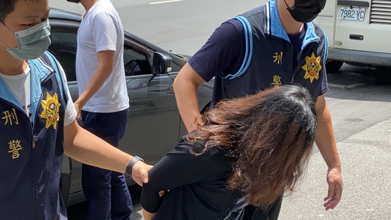 陳女被警方帶回分局，面對記者詢問不發一語。記者柯毓庭／攝影