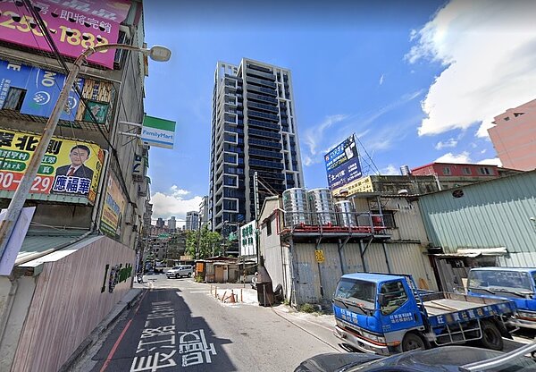 新北板橋江翠北正在興建的工程就超過30起建案,但對於當地居民來說,江翠北重劃區占地82公頃只有一條4米小道路,尖峰時段塞車問題嚴重。圖/截自Google Map