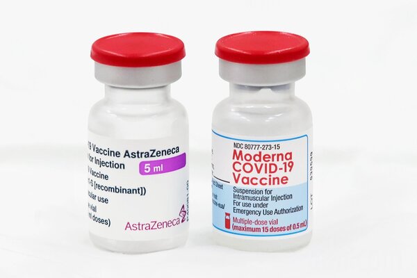 許多第1劑接種AZ疫苗（左）的民眾，都希望第2劑能混打莫德納疫苗（右）。 聯合報系資料照／記者蘇健忠攝影