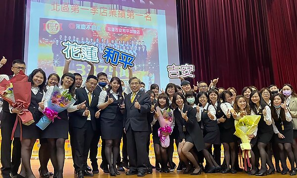 永慶不動產花蓮吉安和平加盟店注重數位行銷，上半年業績突破5,500萬，是2020年同期的1.6倍（三級警戒前拍攝）。圖／永慶房產集團提供