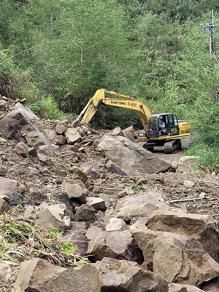 位於阿里山二萬坪的救國團阿里山青年活動中心聯外道路因邊坡坍塌，員工和旅客被迫滯留山上。（鄧效忠提供／呂妍庭嘉義傳真）