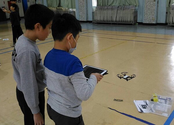 除了食農教育外，國北教大實小也曾以「無人機」為主題推動STEAM教育。圖／國立北教大國小官網