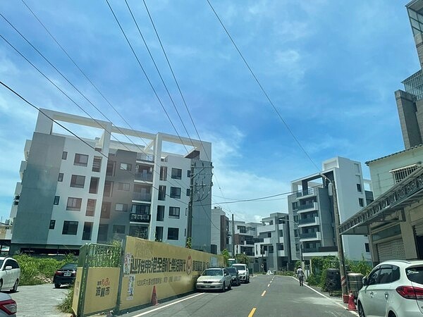 東港房市集合式住宅以新加坡式的5樓電梯華廈為主，總價在600萬元上下。圖／東森房屋提供
