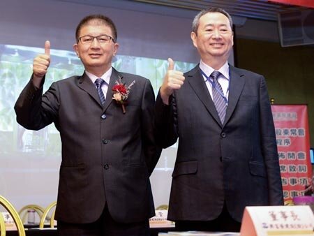 
興富發建設13日舉行股東會，董事長曹淵博（左）與總經理范華軍（右）一同出席。圖∕王德為

