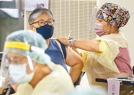 新冠肺炎疫苗第五輪接種,台北市共獲配6萬5000劑莫德納,昨天中午已經全部打完。(趙雙傑攝)