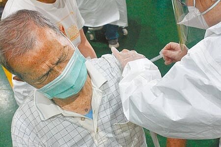 
高端疫苗預計23日開打，但根據中原大學大數據暨動態民調研究中心指出，約7成民眾對國產疫苗沒信心，圖為疫苗接種示意圖。（蕭靈璽攝）
