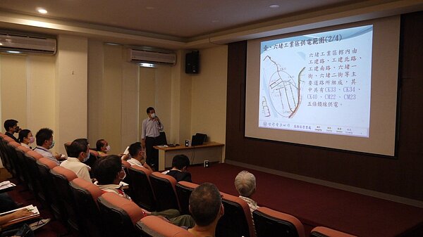 無預期跳電、電桿扯斷大停電,六堵科技園區供電盼改善。記者游明煌/翻攝
