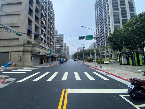 文德路208巷的路面更新，更新長度約為370公尺，工程經費約252萬元。圖／台北市政府提供
