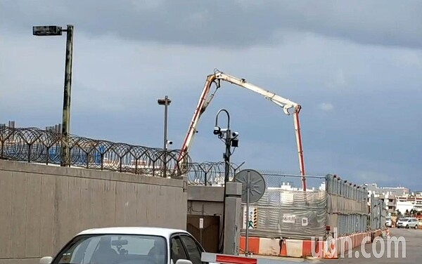 桃園機場新設桃機東161KV變電站汰換工程發生工安意外,13日下午工作人員進行混凝土澆置工程時發生塌陷。圖/翻攝畫面