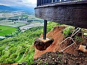 台中大甲鐵砧山邊坡崩塌　觀景平台已封閉