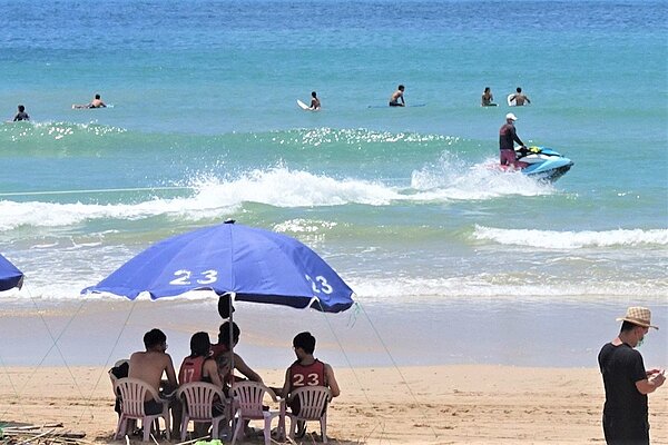 疫情降至二級後，水上活動限衝浪、單人獨木舟、單人立槳、水肺潛水、水上摩托車限拖曵，但海泳和浮潛活動到23日之前還是禁止。圖／讀者提供