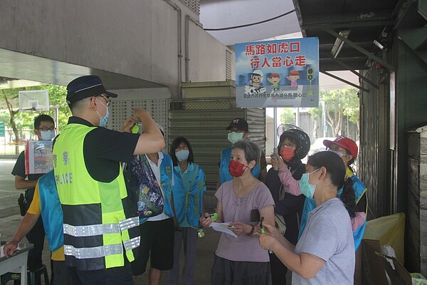 內湖警方日前至行善公園等場域宣導交通安全，並提供亮光片給民眾使用。記者翁至成／翻攝