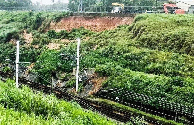 台灣高鐵苗栗通霄路段受大雨影響，7日上午發生邊坡滑動，迄今仍單線雙向通車。圖／聯合資料照