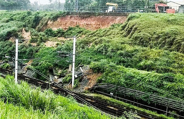 台灣高鐵苗栗通霄路段受大雨影響，7日上午發生邊坡滑動，迄今仍單線雙向通車。圖／聯合資料照
