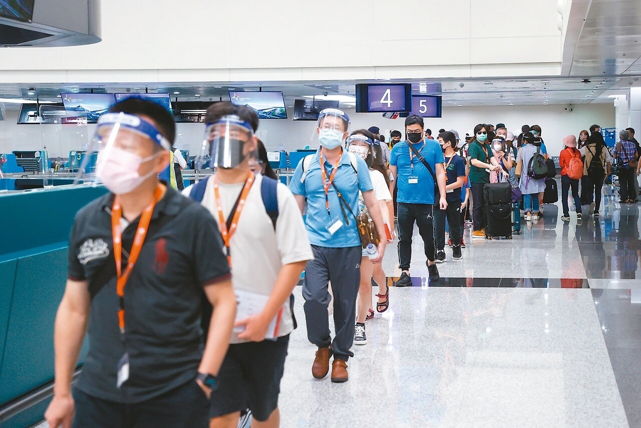 台帛旅遊泡泡2.0昨啟動，當地能打疫苗，首發團很快客滿，旅客凌晨五點不到就在機場排隊等候ＰＣＲ採檢。記者鄭超文／攝影