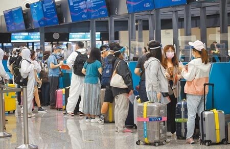 台帛旅遊泡泡14日出團,旅客在機場取得PCR陰性反應報告後,隨即辦理報到手續準備登機。圖/記者范揚光攝影