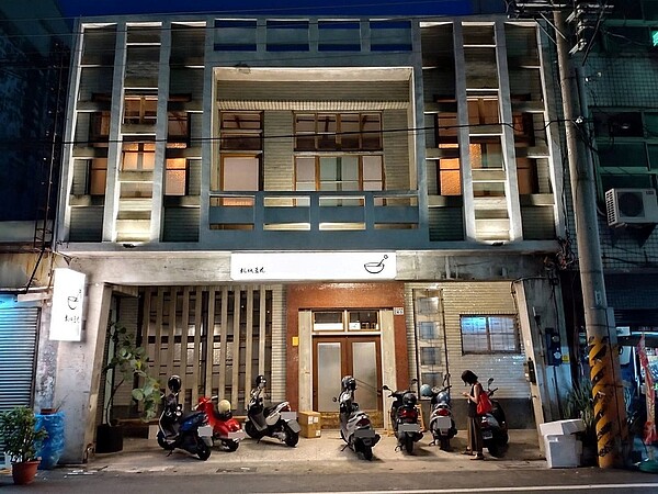 豆花店前身為「德山醫院」,透過改造重現昔日風華。圖/嘉義市政府提供