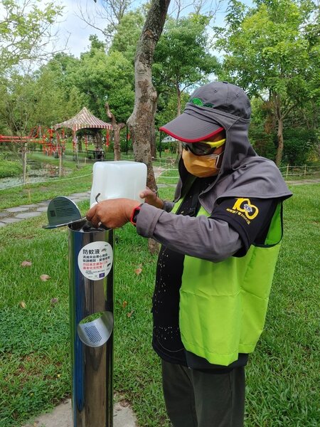 防蚊液站日常維護作業補充防蚊液。圖／台北市工務局提供