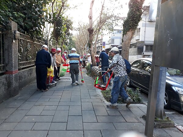 樂康里街道清潔工作。圖／張碧玉提供