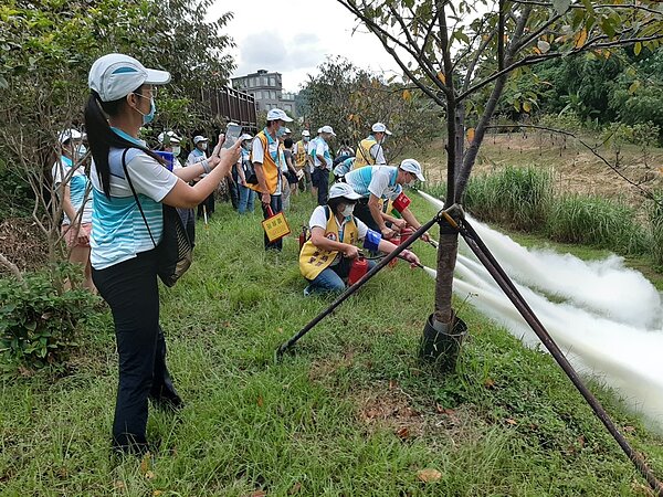 張碧玉重視里內環境整潔，常進行消毒工作。圖／張碧玉提供