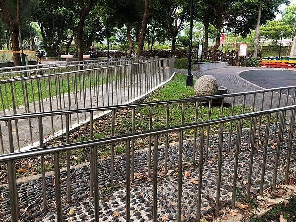 樟新里小公園的健康步道，目前因疫情尚未趨緩而未開放。圖／曹哲愷拍攝
