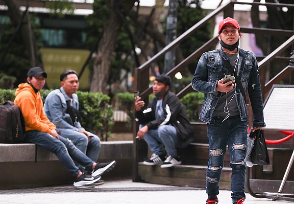 今年5月19日起外籍移工暫緩入境,部分移工看準「外面的薪資更高」,加上逃跑被抓到免收容,便逃跑到營建工地當黑工,圖為示意圖,人物與新聞無關。圖/聯合報系資料照片