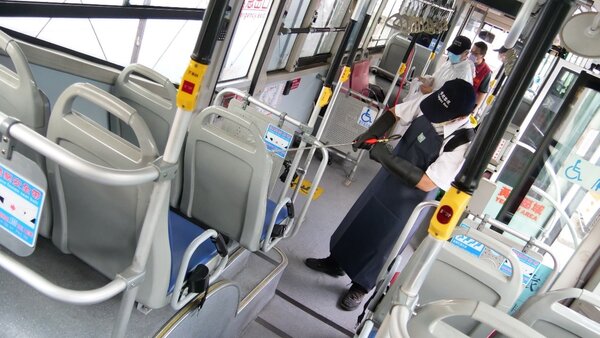 新北公車8月24日起全面恢復原班次，車輛仍將持續加密清消。圖／新北市交通局提供