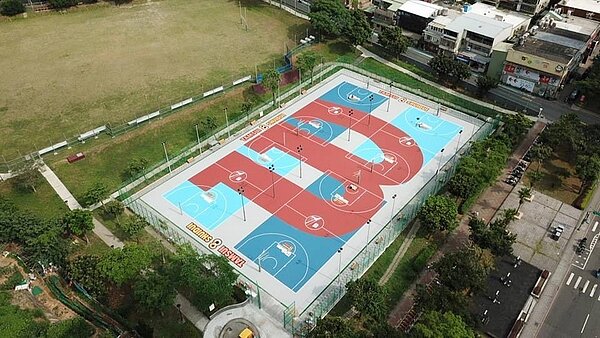 淡水第一座、也是全國首座的威爾森(Wilson)籃球場,已經完工待開幕啟用。圖/議員陳偉杰提供