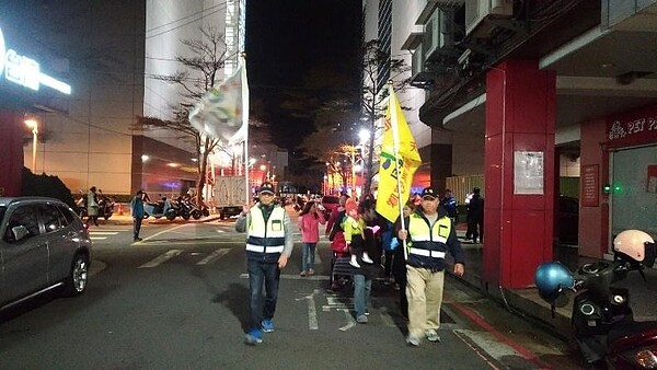 天福里的守望相助隊每晚9:30到12:00出勤，以維護里內的治安。圖／取自士林區天福里FB粉絲專頁
