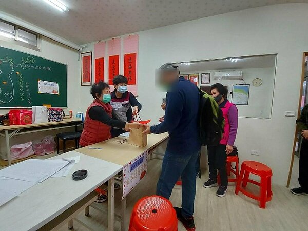 寒冬送暖的活動，提供物資補給之外，也會提供現金、紅包。圖／取自「台北市鄰里服務網」網頁
