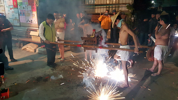 福安里當地著名的傳統大型活動—「夜弄土地公」。圖／取自謝文加FB粉絲專頁
