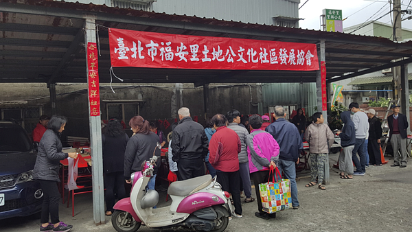 排隊領取提燈的福安里里民們。圖／取自謝文加FB粉絲專頁
