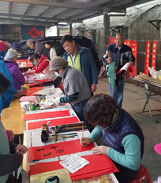 農曆年前，福安里會發放春聯供里民自取使用。圖／取自謝文加FB粉絲專頁