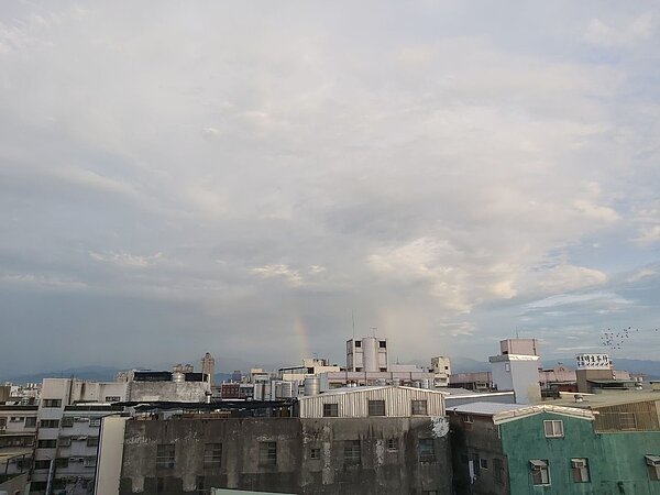 桃園中壢不僅是全台唯一pH值低於5.0的測站，也連3年拿下全台最酸雨水測站。圖為雨後的中壢天空。記者朱冠諭／攝影 