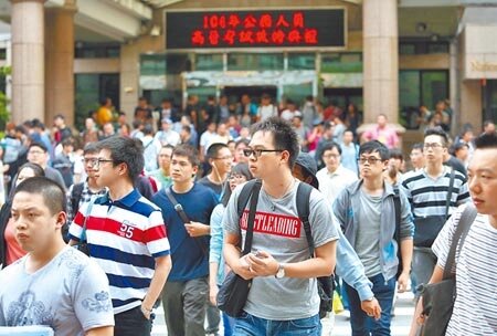 就業巿場急凍之際,傳出財政部所屬國營事業將釋出鐵飯碗機會,職缺逾500個,預估錄取率在2%以下。圖/中時資料照片