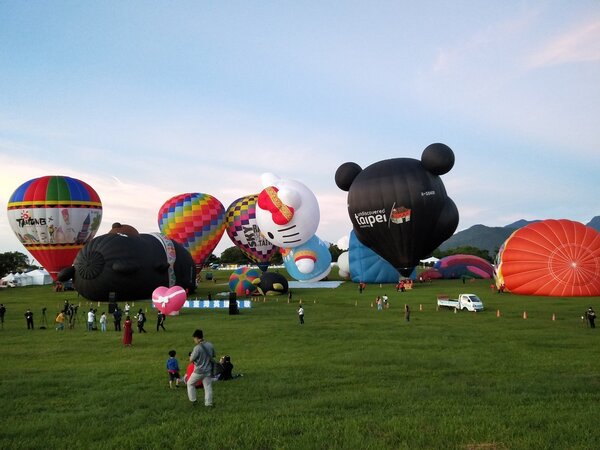 台灣熱氣球嘉年華14日開幕，吸引遊客觀賞，2場人數已達人車總量管制上限。圖／聯合報資料照片