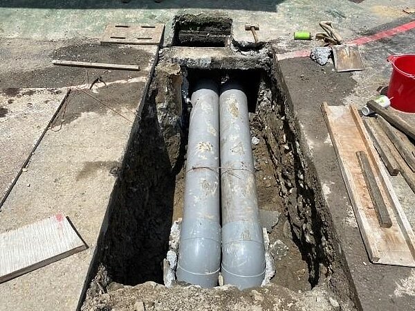 台南市工務局在秦漢街口設置分流管路加速排水,並於6月中旬完成增設2支直徑30CM PVC管將側溝排水分流至排水箱涵。圖/台南市政府提供