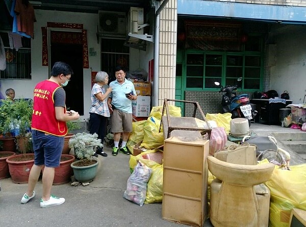 福安里在年終會舉行大型清潔日，環保義工們會對整個里內進行清掃，除舊佈新迎接新年到來。圖／取自謝文加FB粉絲專頁

