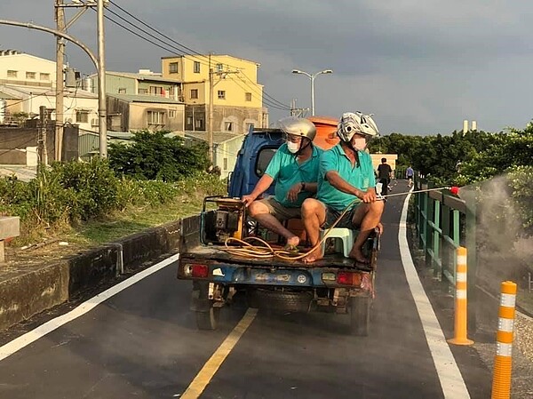 文加里長和環保義工一起為福安里的車道、巷弄徹底消毒，以期消滅病毒滋生。圖/取自謝文加FB粉絲專頁
