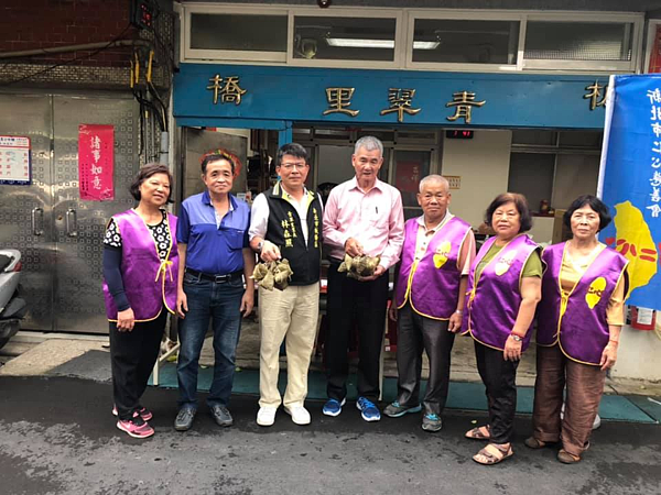 森照里長會將社福和節慶做結合，在端午節時，發放物資給有需要的里民。圖／取自林森照臉書
