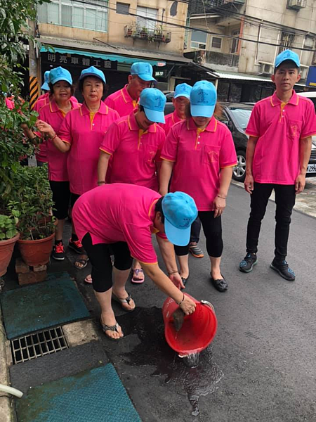 板橋各里動員防治登革熱協助消毒。圖／取自林森照臉書
