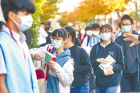 大學指考落幕，111學年新型學測即將登場，由於新增混合題型，為了讓首屆考生熟悉答案卷與考試方式，大考中心將在9月1日至3日舉行學測試辦考試，預計9.4萬名學生參加。