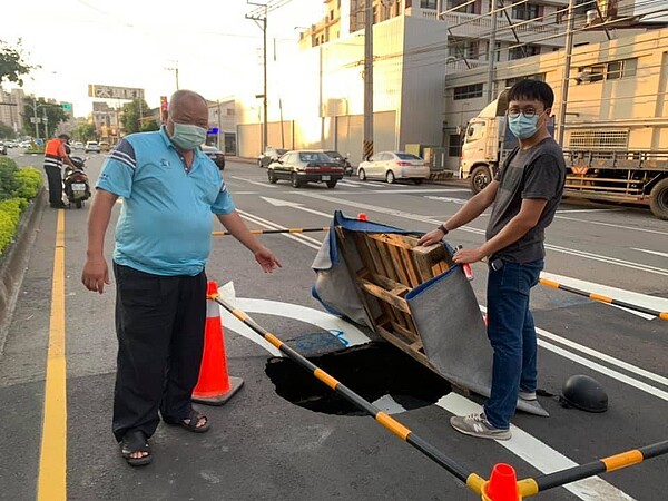 台中市大里區文心南路1246號前、由大里區往南區方向的路面下午又再度出現一個1公尺深的洞，經市民發現向警方報案，目前已拉起封鎖線。圖／取自張滄沂臉書