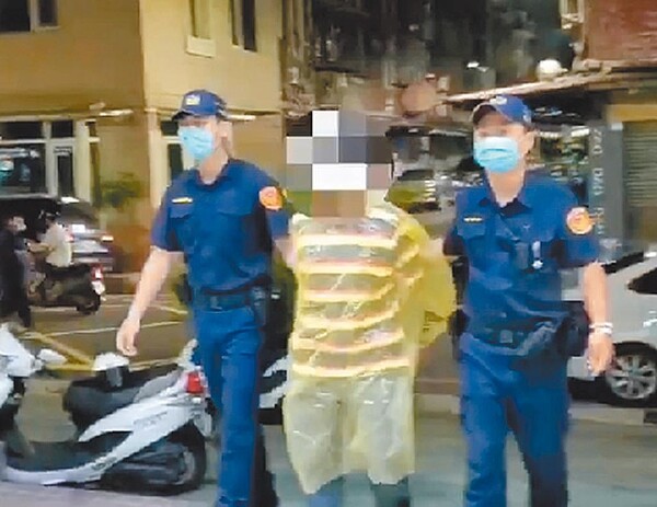 新北市44歲陳姓街友(中)與多年好友66歲葉姓街友疑因「水龍頭鑰匙」多次口角,陳16日與葉男談判,憤而持水果刀刺向葉男左胸,葉傍晚宣告不治,警方將陳依殺人罪嫌送辦。(翻攝照片/戴上容新北傳真)