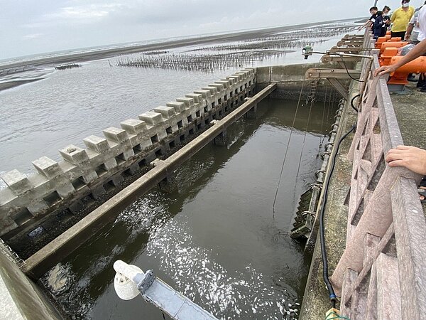 雲林沿海各大排受海岸地形改變漂沙日益嚴重,致使大排出海口防潮閘功能受阻,雲林縣府將全面展開清淤改善。記者蔡維斌/翻攝