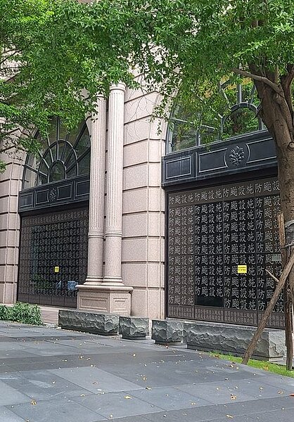 網友發現新板特區某社區玻璃外牆佈滿「防颱設施」,戲稱宛如「心經」。圖/摘自臉書社團路上觀察學院
