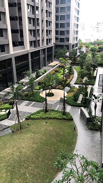 中庭花園達500坪,可欣賞美麗的花草綠地/富宇敦峰