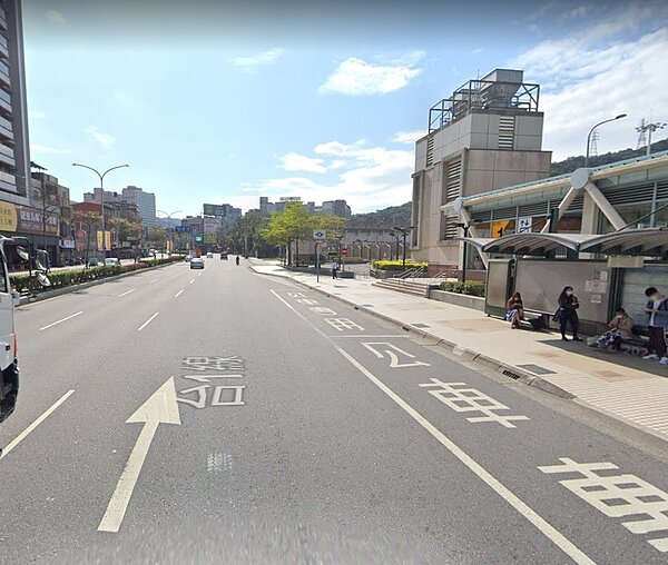 捷運丹鳳站、迴龍站周邊房市詢問度高。圖為捷運丹鳳站周邊街景。圖/擷取自Google Maps